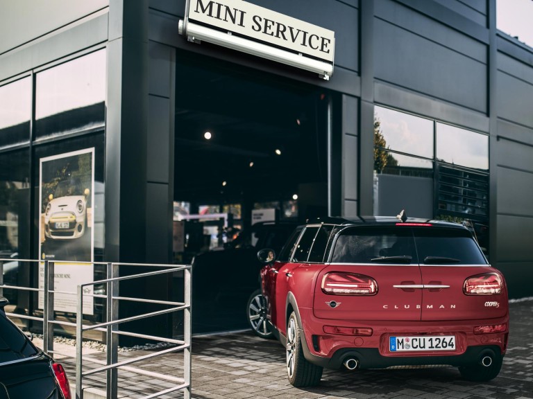 Mini Service – een clubman rijdt de werkplaats binnen