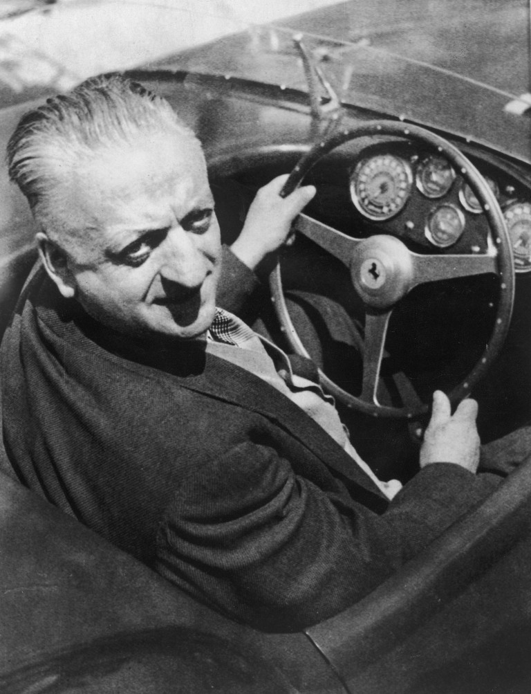 Enzo Ferrari in zijn MINI.