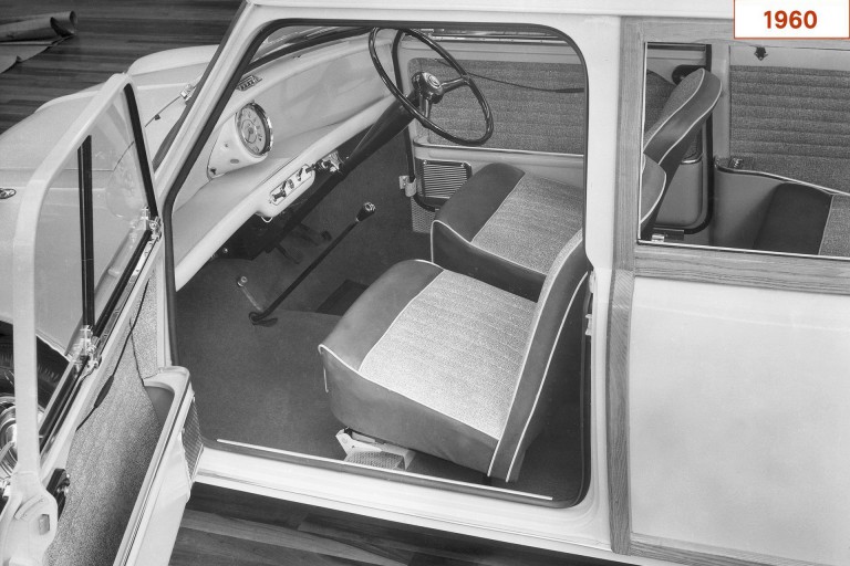 1960 – Het interieur van de Austin Mini Countryman. Deze auto was samen met de Morris Mini Traveller de originele Mini stationwagen